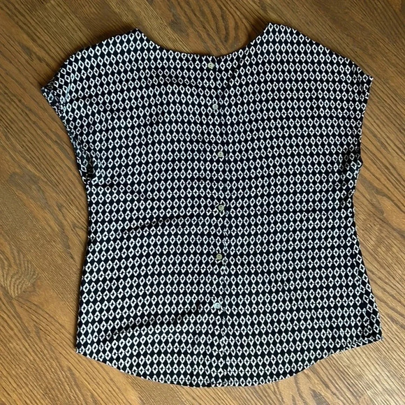 Max Studio crop short sleeve blouse with button down back women’s size medium - Picture 3 of 5